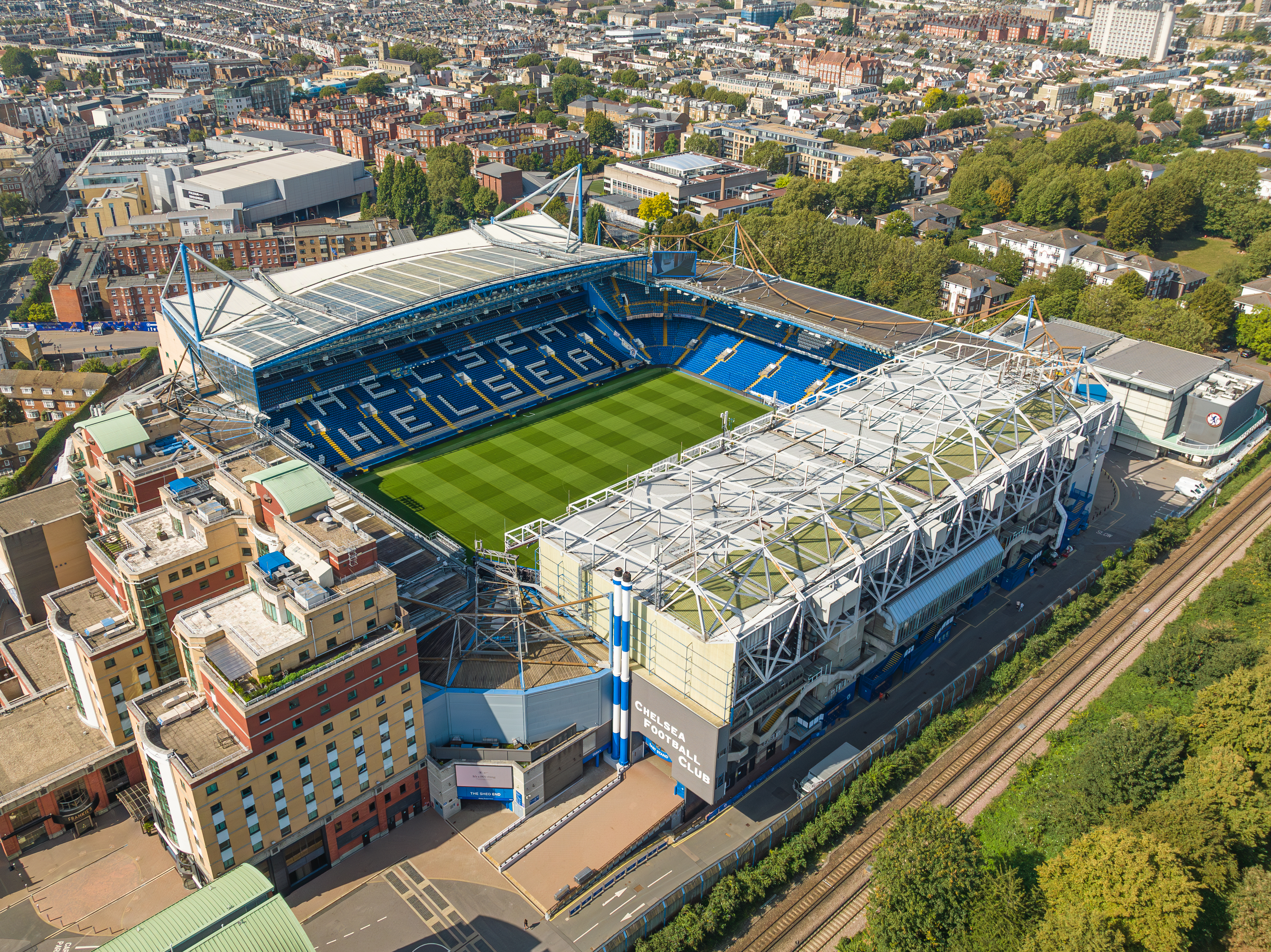 Stamford Bridge visto do alto entre construções de Londres.