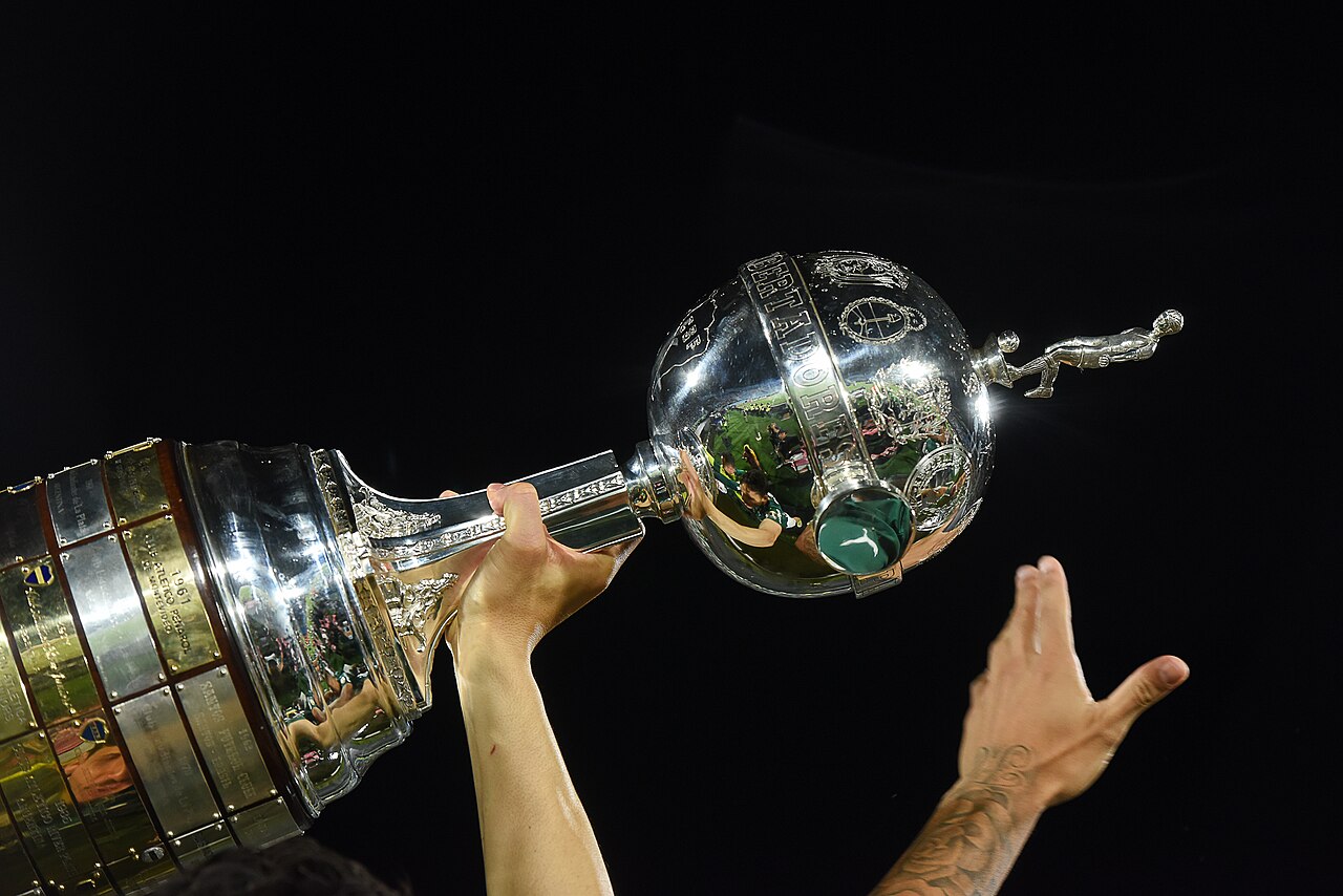 Taça da Copa Libertadores erguida durante a final de 2021 no Estádio Centenário