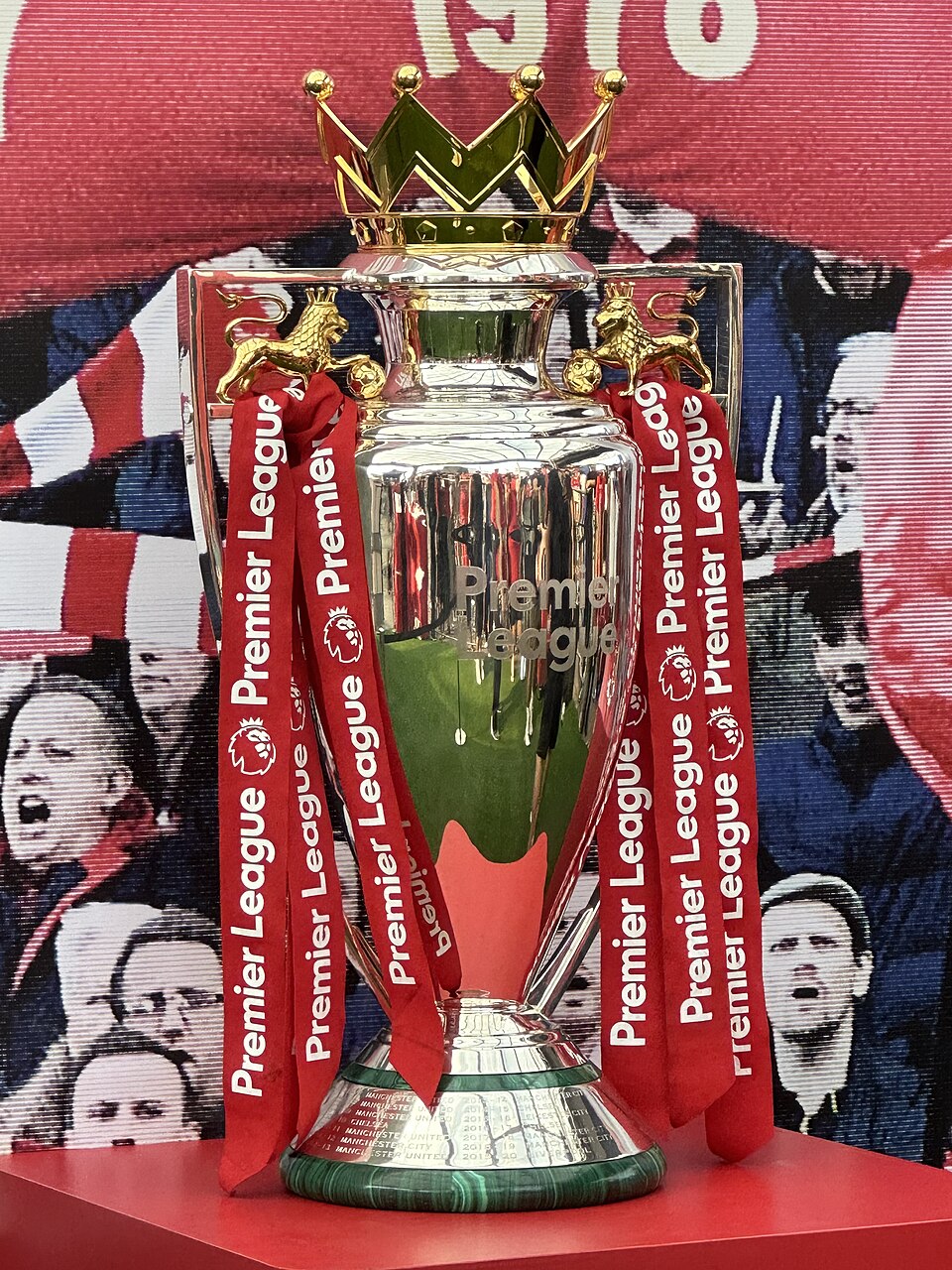 Taça da Premier League fotografada de frente em Singapura.