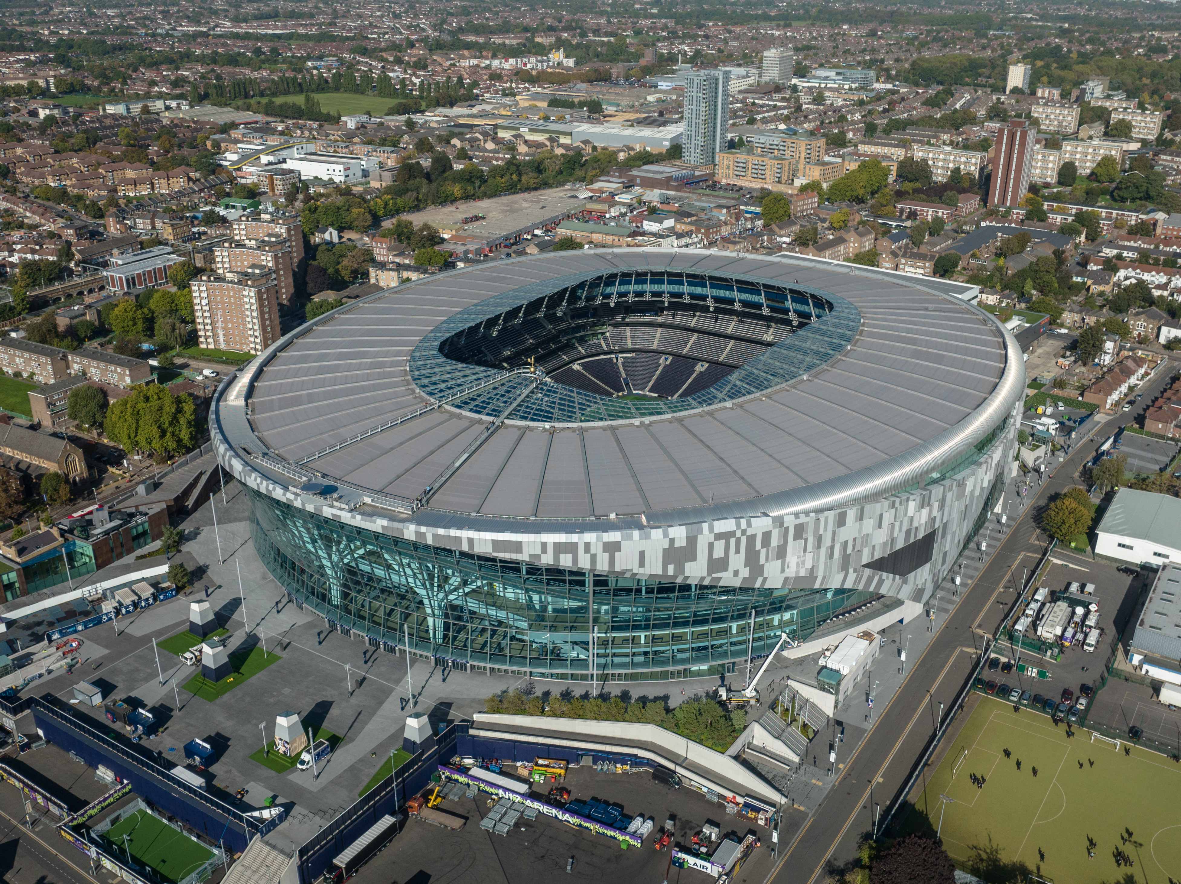 Tottenham Hotspur Stadium visto do alto com as ruas vizinhas.