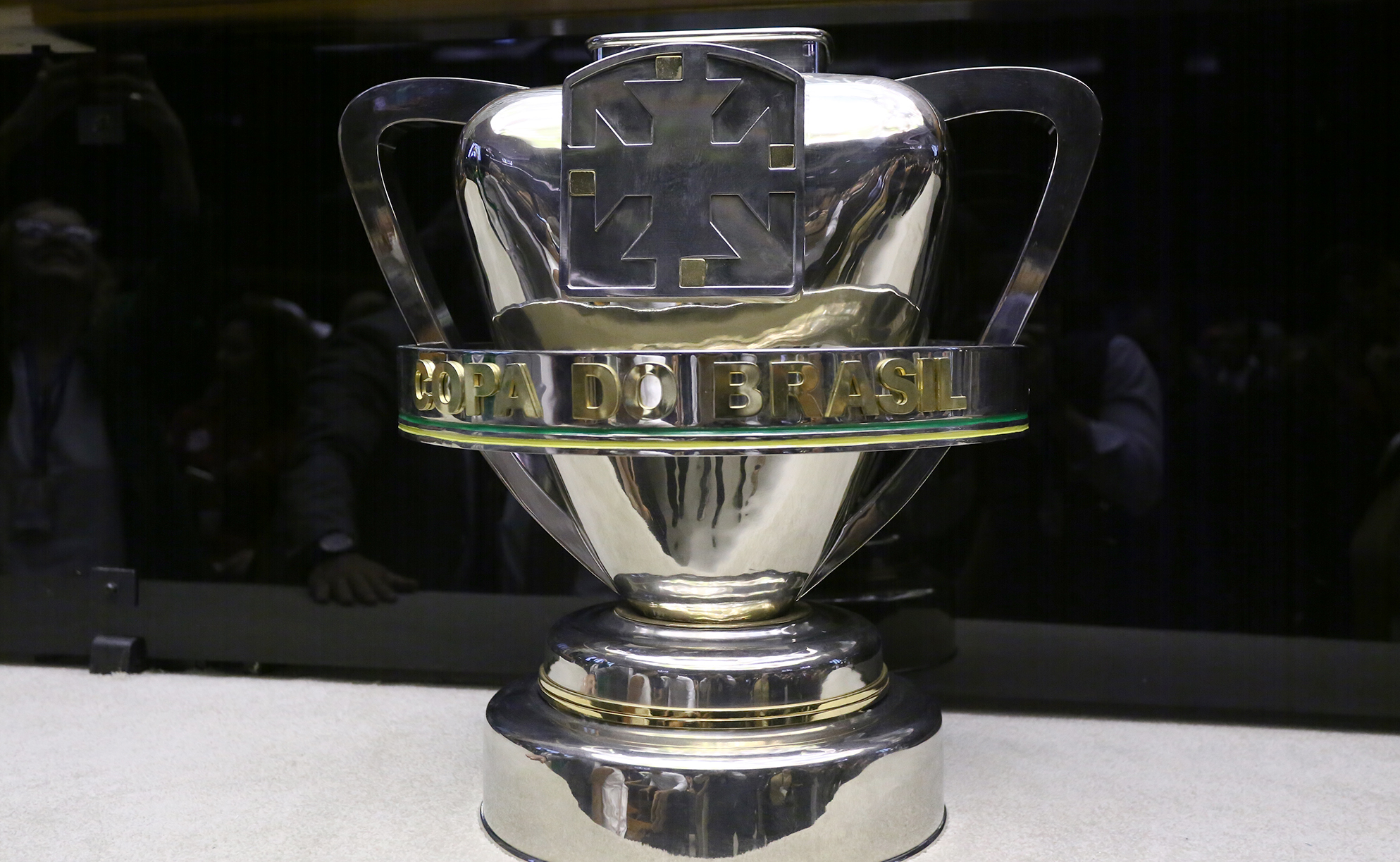 Troféu da Copa do Brasil em exposição.