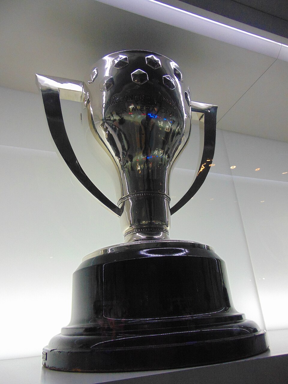 Troféu da Primeira Divisão espanhola exposto em uma vitrine no Museu do FC Barcelona.